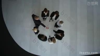 高角度视角的团队，团结的商人站在一起，他们的手在大厅里挤作一团